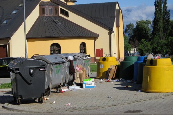 Ilustračný obrázok k článku Vyhádzané kontajnery pri gréckokatolíckom kostole. Prečo to tu vyzerá ako na smetisku?