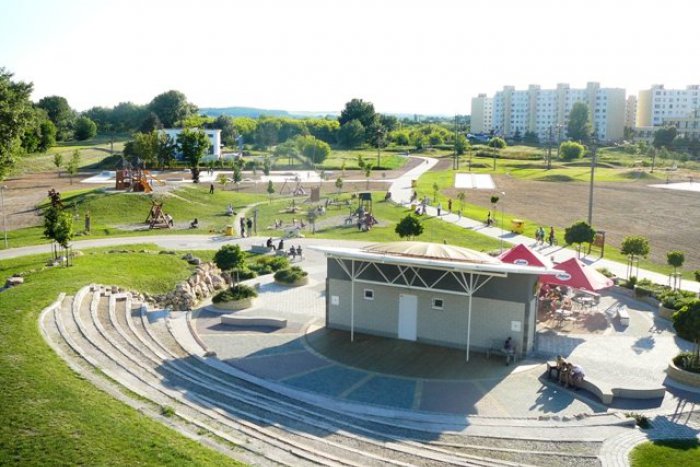 Ilustračný obrázok k článku Pozeranie filmov pod holým nebom: V Topoľčanoch chýba autokino či amfiteáter