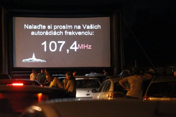 Ilustračný obrázok k článku Prvé premietanie nitrianskeho autokina: Parkovisko praskalo vo švíkoch!