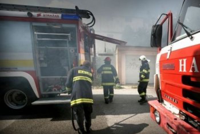 Ilustračný obrázok k článku V Trebišove vyčíňal podpaľač: Pri obvodnom úrade zhorelo auto do tla