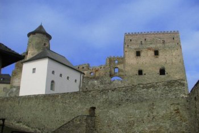 Ilustračný obrázok k článku Fanúšikovia Mórica Beňovského si prišli na svoje: Ľubovniansky hrad ožil filmom