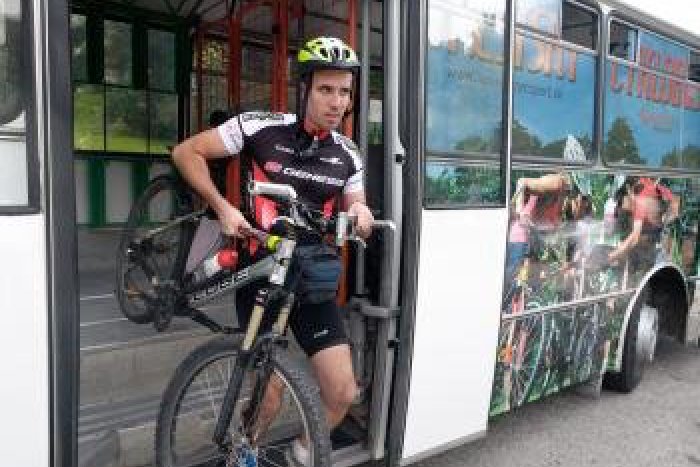 Ilustračný obrázok k článku Na Donovaly museli povolať posilový cyklobus: Na jedinej zastávke sa zišlo až 65 cyklistov!
