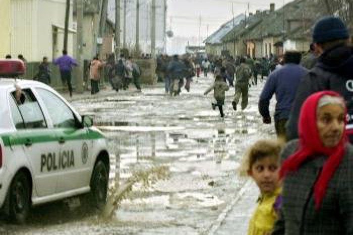 Ilustračný obrázok k článku Policajný zásah v Krompachoch: Nepokoje a hromadná bitka v rómskej osade!