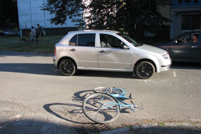Ilustračný obrázok k článku Podgurážený cyklista nezvládol križovatku: Takto v meste nabúral do fabie