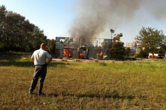 Ilustračný obrázok k článku Čínsky veľkosklad zachvátili plamene: Hasič pri boji s požiarom utrpel popáleniny!