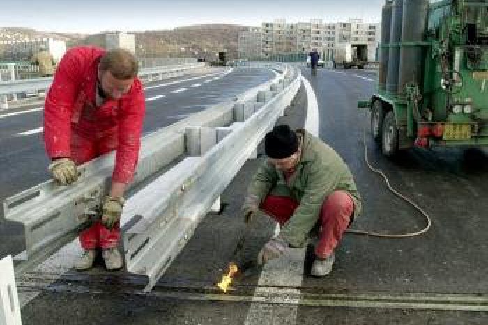 Ilustračný obrázok k článku Začali sa opravy diaľničného privádzača: Dopravné obmedzenia až do septembra!