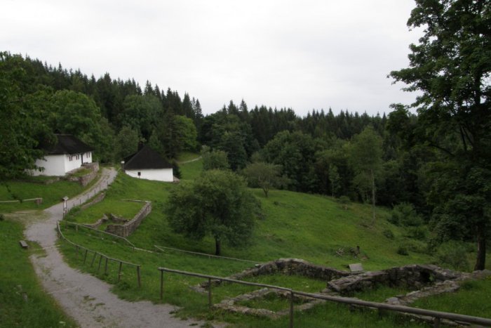 Ilustračný obrázok k článku Tip na výlet: Zaniknutá obec Kalište dýcha krvavou históriu