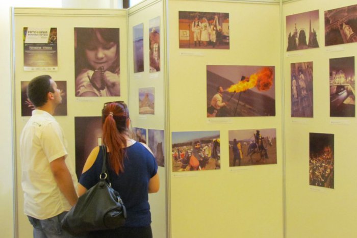 Ilustračný obrázok k článku Výstava študentov FMK: Fotografiami reagujú na násilie v médiách