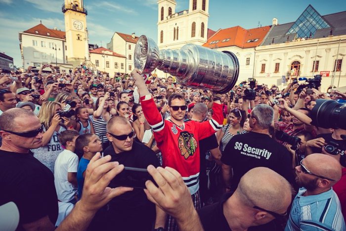 Ilustračný obrázok k článku Tomu sa už povie dav: Hádajte, koľko ľudí si prišlo na námestie pozrieť Stanley Cup!
