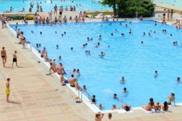 Ilustračný obrázok k článku Veľké teplá a množstvo ľudí: Na nitrianskom kúpalisku sa pokazila voda v ďalšom bazéne