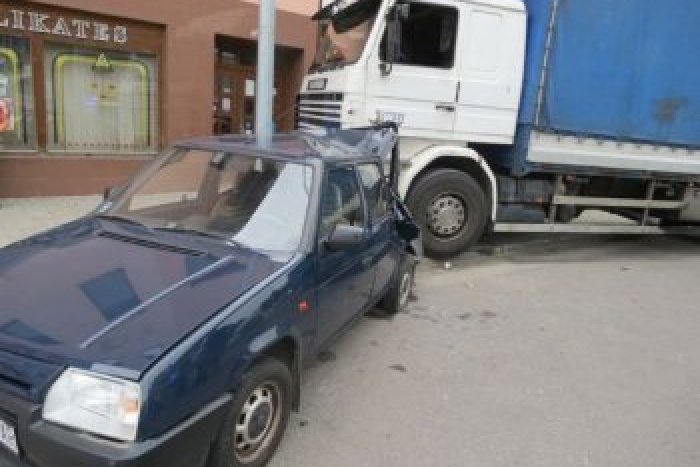 Ilustračný obrázok k článku Opitý kamionista s vyše 3 promile? Nabúral do zaparkovaných áut priamo  pod oknami polície!
