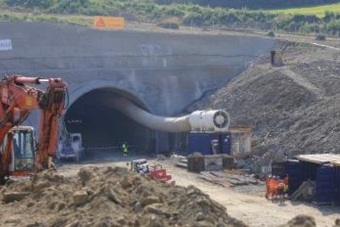 Ilustračný obrázok k článku Po tragédii už obnovili výstavbu: Práce na diaľničnom tuneli Šibenik pokračujú