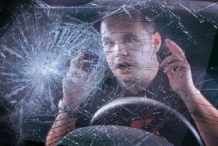 Ilustračný obrázok k článku To sa na ulici len tak nevidí: Muž (56) opaskom rozbil čelné sklo idúcemu autu