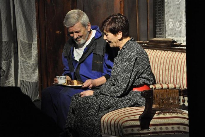 Ilustračný obrázok k článku Príbeh o boji starnúceho muža s osudom: Premiéra inscenácie brezniankeho divadla už v sobotu