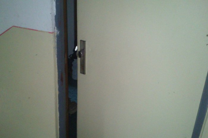 Ilustračný obrázok k článku Kradne sa už všetko: V byte vyčíňal zlodej, zobral si papuče aj slúchadlo do ucha!