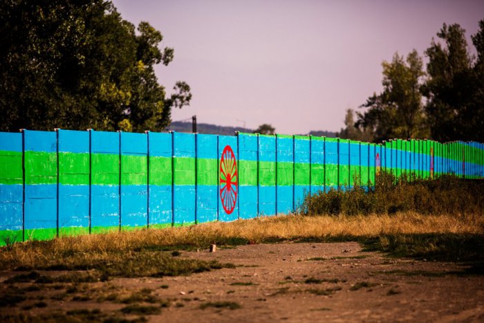 Ilustračný obrázok k článku Žilinčan Tomáš Rafa a jeho unikátny projekt: Pomaľoval múr oddeľujúci Rómov