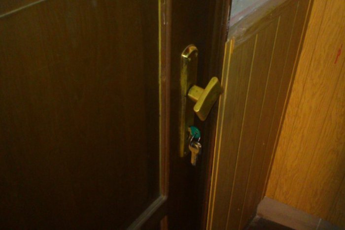 Ilustračný obrázok k článku Vyčíňanie zlodeja vo zvolenskom byte: Ťažké to nemal... kľúč bol vo dverách!
