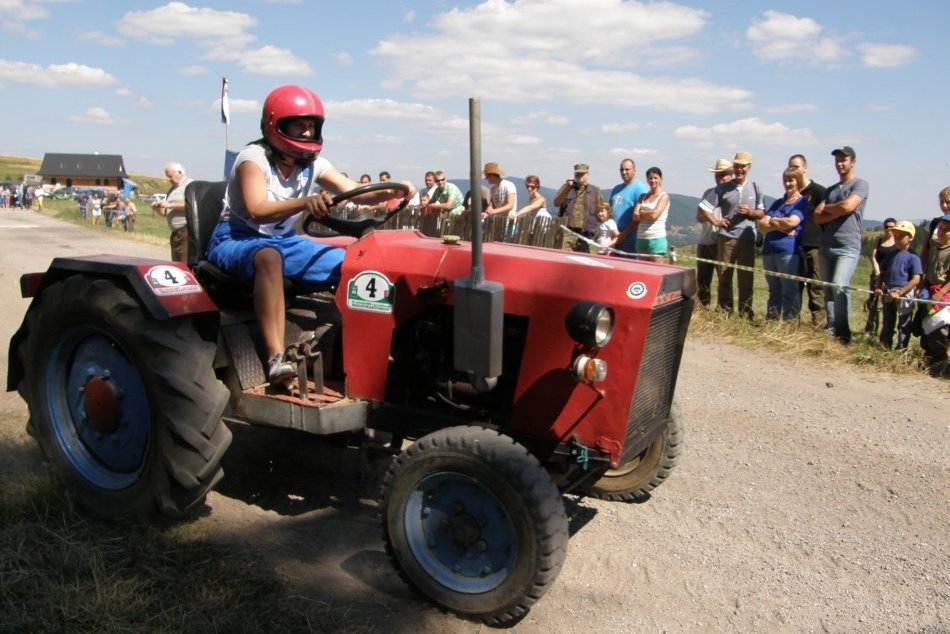 Ilustračný obrázok k článku Pri Nitre sa budú konať preteky malotraktorov: Príde aj kapela Gladiator!