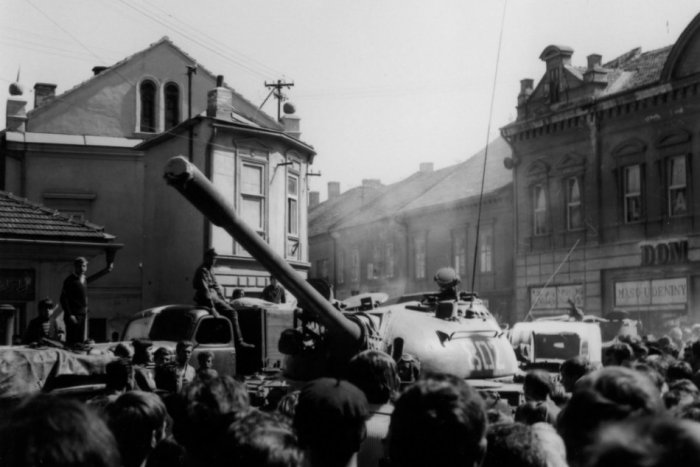 Ilustračný obrázok k článku Pozrite si unikátne fotky: Mrazivé momenty z augusta 1968 v uliciach Mikuláša