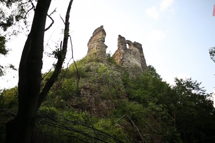 Ilustračný obrázok k článku Rekonštrukcia Šášovského hradu pokračuje: Pod zrúcaninou obnovia aj studničku