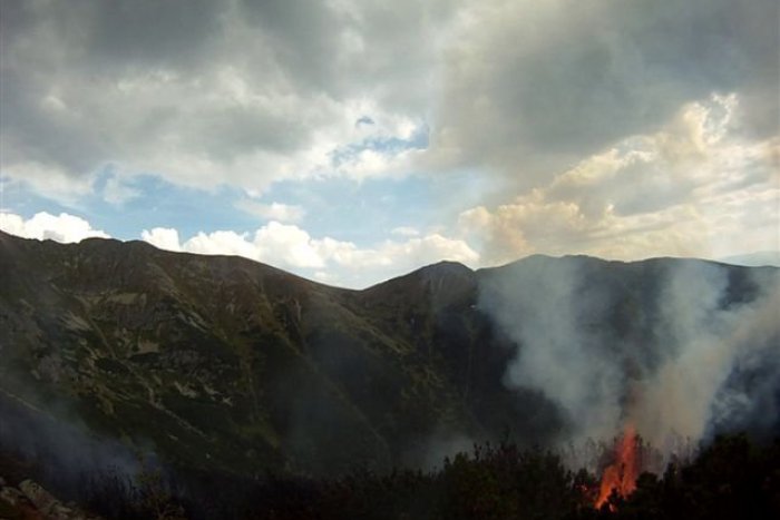 Ilustračný obrázok k článku Letecké zábery z požiaru na vrchu Pachoľa: Hasičom sa ho podarilo uhasiť
