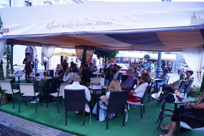 Ilustračný obrázok k článku Brigádnici na lučeneckých letných terasách? Pozrite, aké podmienky im kladú majitelia