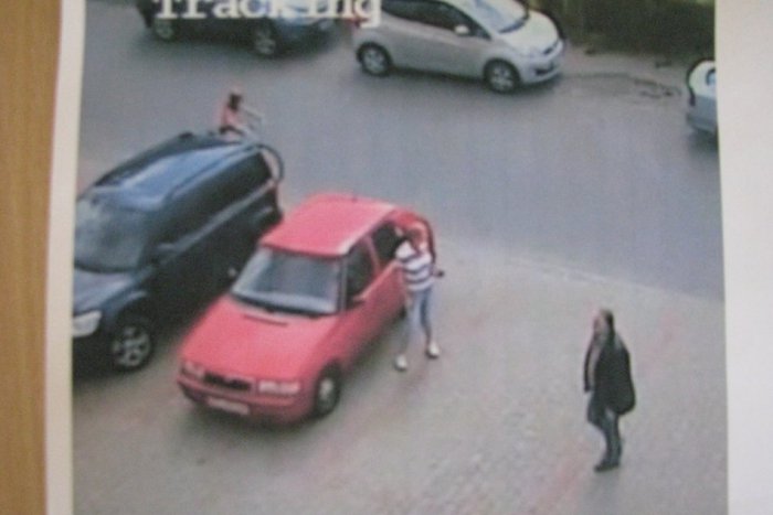 Ilustračný obrázok k článku Policajti hľadajú vodičku červenej Felície. Narazila do auta a z miesta nehody odišla