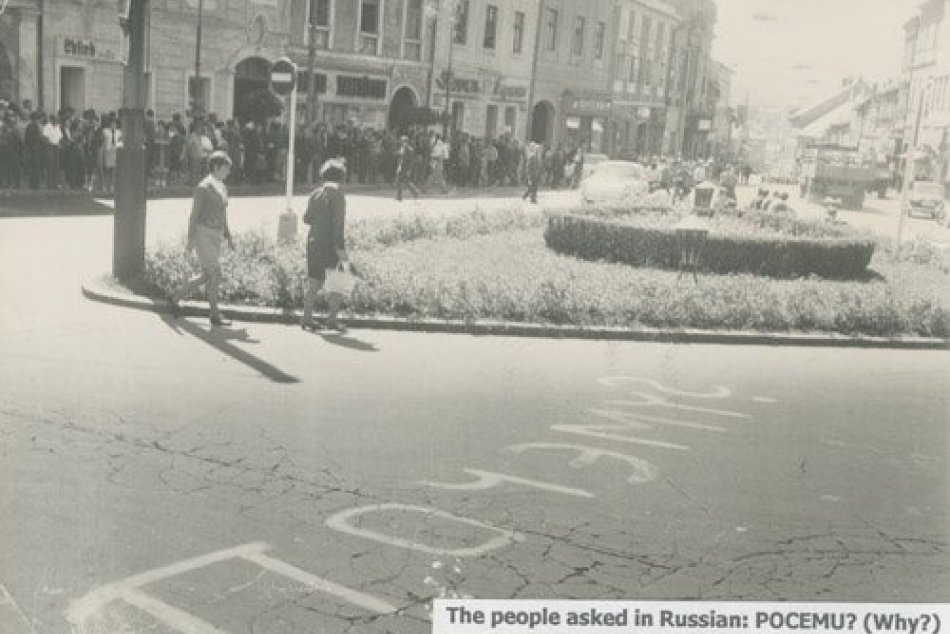 Ilustračný obrázok k článku Bystričania spomínali na august 1968. Na námestí obnovili ruský nápis Počemu?