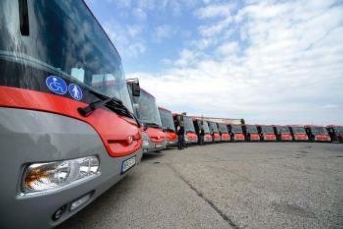 Ilustračný obrázok k článku V Nitre posilňujú spoje: Nasadzujú viac kĺbových autobusov
