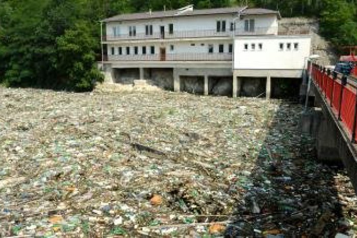 Ilustračný obrázok k článku Ružín znečistený smeťami: Zistiť, kto stojí za odpadom je prakticky nemožné