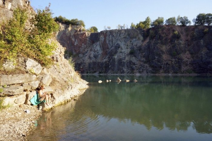 Ilustračný obrázok k článku Jazierko v starom lome označujú za malé Chorvátsko: Tyrkysovej vode sotvakto odolá!