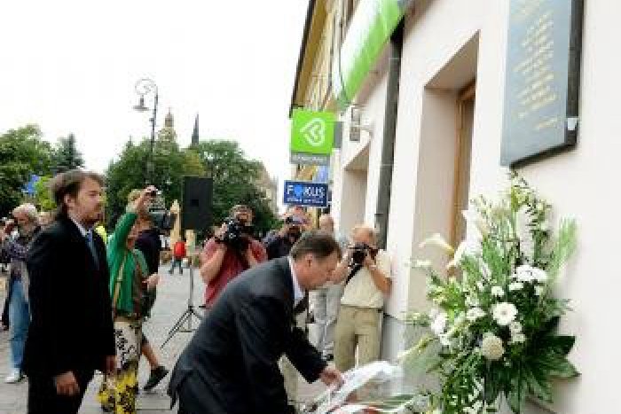 Ilustračný obrázok k článku Vášne pri odhaľovaní tabule obetiam okupácie: Slovný útok umelca voči primátorovi!