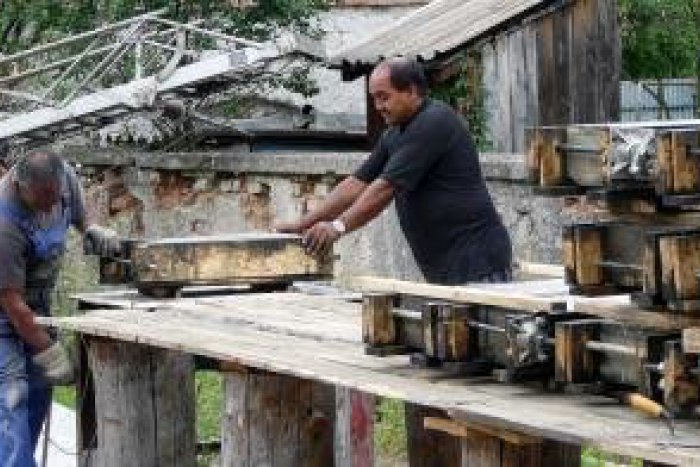 Ilustračný obrázok k článku V dedine spustili vlastnú výrobu: Nápad dôchodcu šetrí nervy vodičom a dal prácu Rómom