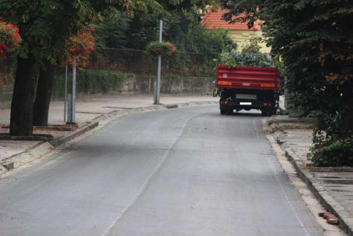 Ilustračný obrázok k článku Dobrá správa pre vodičov: Na Jesenského ulici už nápravy nezničíte!