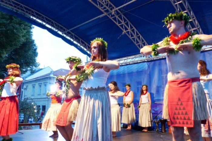 Ilustračný obrázok k článku Bella Arabia na námestí: Havajské legendy a orientálne tance korunovala ohňová šou