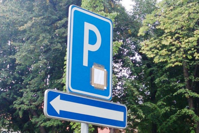 Ilustračný obrázok k článku Parkujte v meste zadarmo: Ľavá strana námestia zatiaľ bez poplatku