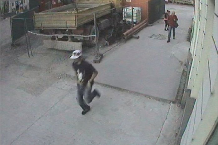 Ilustračný obrázok k článku Namieril zbraňou na pracovníčku a pýtal peniaze: Podozrivého nasnímali kamery