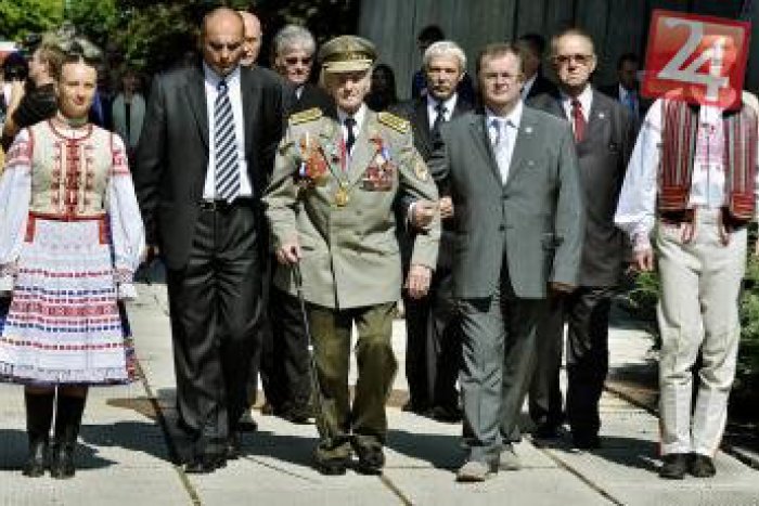 Ilustračný obrázok k článku Minister obrany Glváč v Banskej Bystrici: Vyznamenal šiestich účastníkov odboja