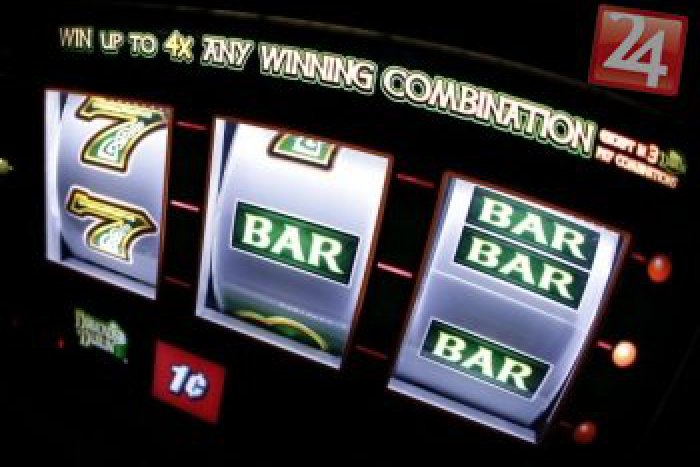 Ilustračný obrázok k článku Lúpežný prepad herne v meste! Do podniku vtrhol maskovaný muž s nožom v ruke