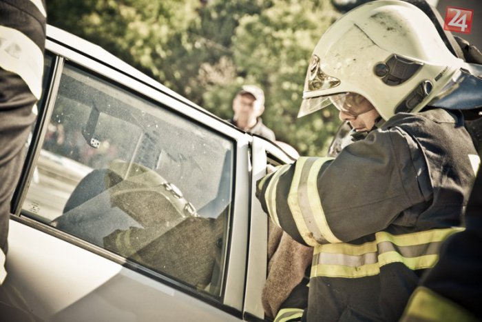 Ilustračný obrázok k článku Nehoda pri Moravciach: BMW skončilo po silnom náraze zakliesnené v priekope!