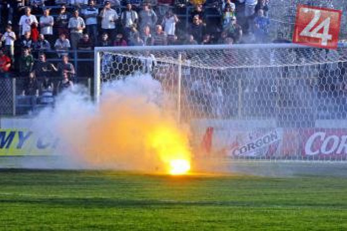 Ilustračný obrázok k článku Záver futbalového zápasu: V Žiline lietala pyrotechnika a rozhodca to schytal fľašou