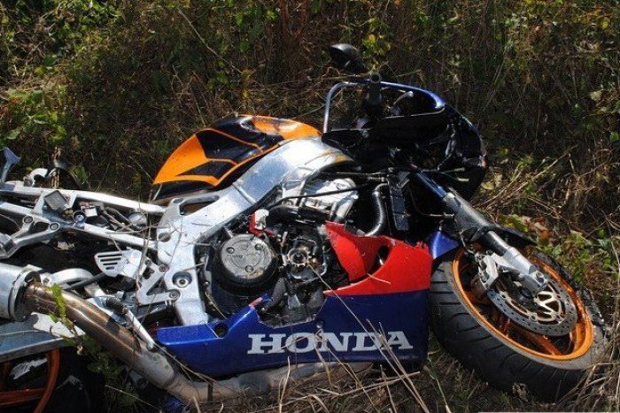 Ilustračný obrázok k článku BMW a HONDA: Motocyklista (45) a spolujazdkyňa (31) ťažko zranení