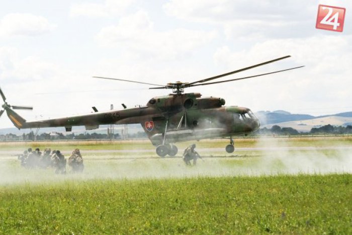 Ilustračný obrázok k článku Mimoriadna udalosť na Lešti: Vojak vypadol z vrtuľníka, pád z 20-tich metrov neprežil