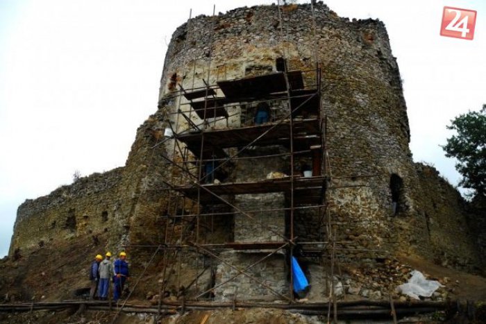 Ilustračný obrázok k článku Jasenovský hrad sa dočkal: Po 100 rokoch sa tam opäť muruje