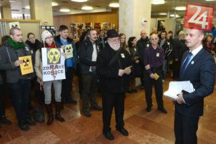 Ilustračný obrázok k článku Rušno pred rokovaním zastupiteľstva: Aktivisti primátora vítali transparentmi!