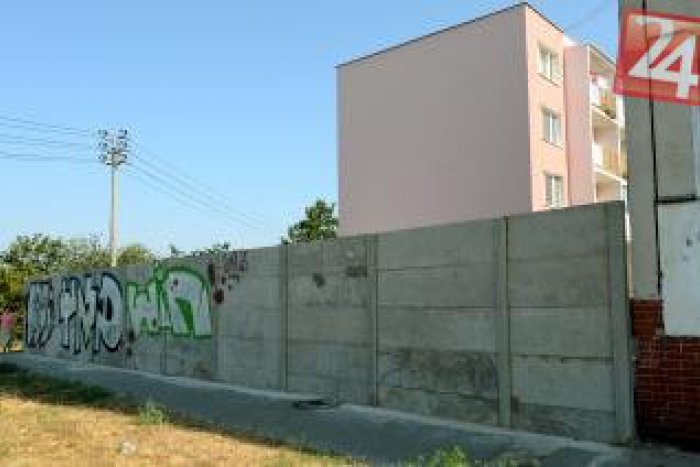 Ilustračný obrázok k článku Obyvatelia sídliska uvažujú o radikálnom kroku: Predĺžia kontroverzný múr okolo všetkých panelákov?!