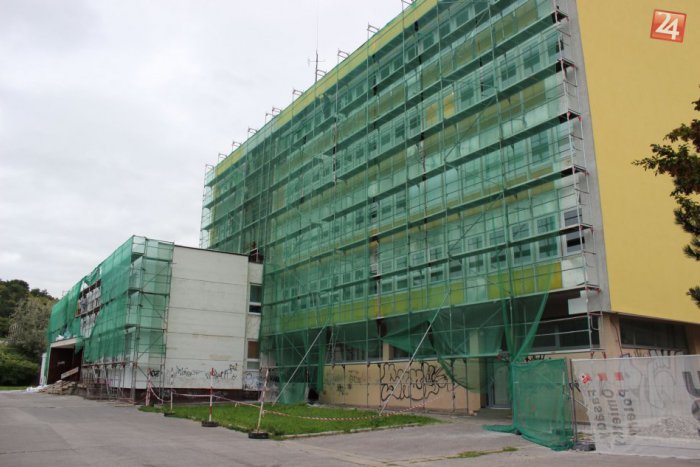 Ilustračný obrázok k článku Rekonštrukcia fasády klokočinskej polikliniky finišuje: Práce sa presunú do interiéru