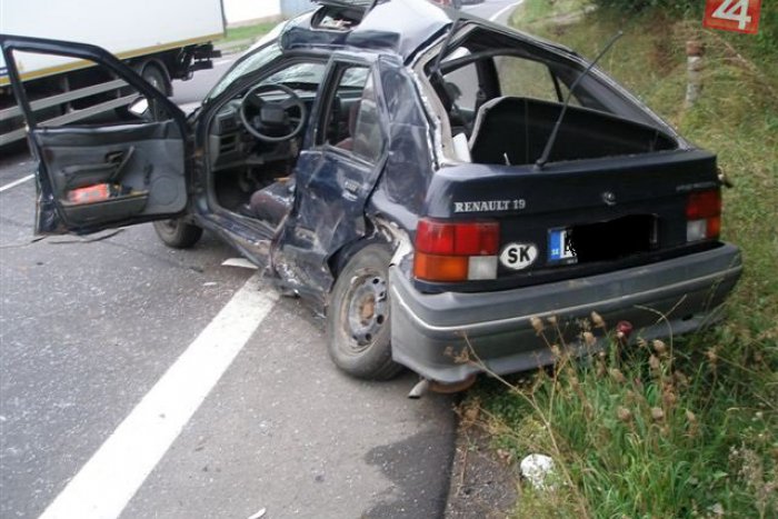 Ilustračný obrázok k článku Smrteľné nešťastie na ceste v Krupine: Zrážka renaultu s nákladiakom dopadla tragicky!
