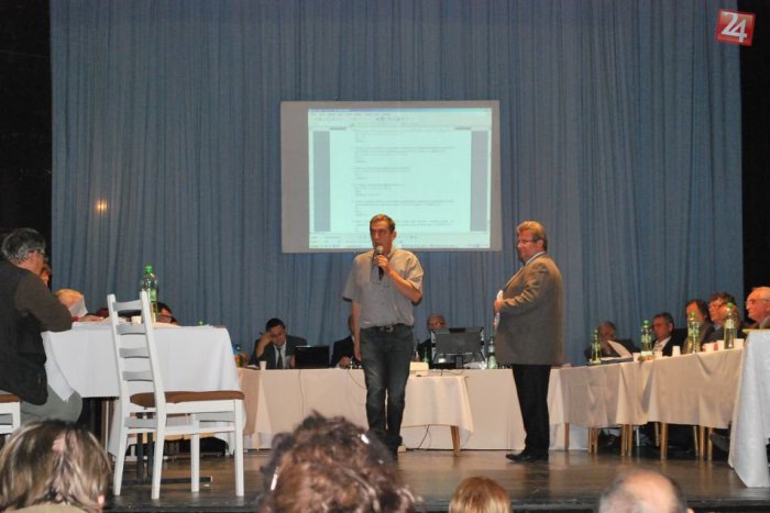 Ilustračný obrázok k článku Na zastupiteľstve to vrelo: Veritelia Záhradníckych služieb vyvolali búrlivé reakcie