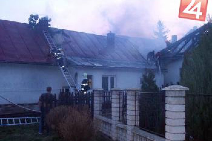 Ilustračný obrázok k článku Pod rodinným domom horelo: Majiteľ nechal gril po opekačke v garáži aj s uhlíkmi...